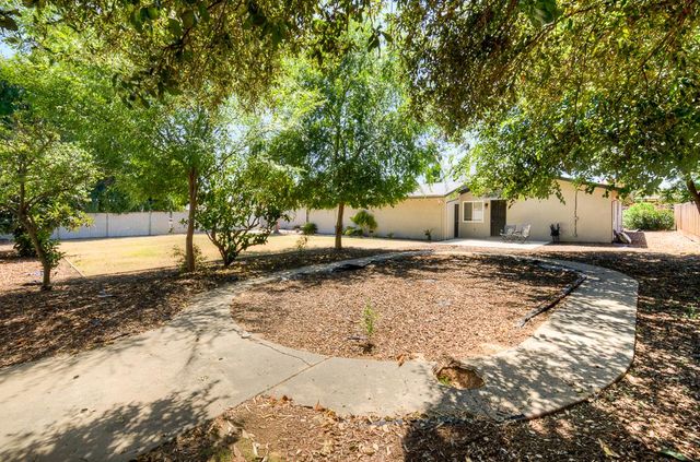 4563 E Sierra Madre Avenue, Fresno, CA 93726