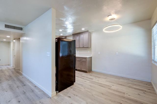4563 E Sierra Madre Avenue, Fresno, CA 93726