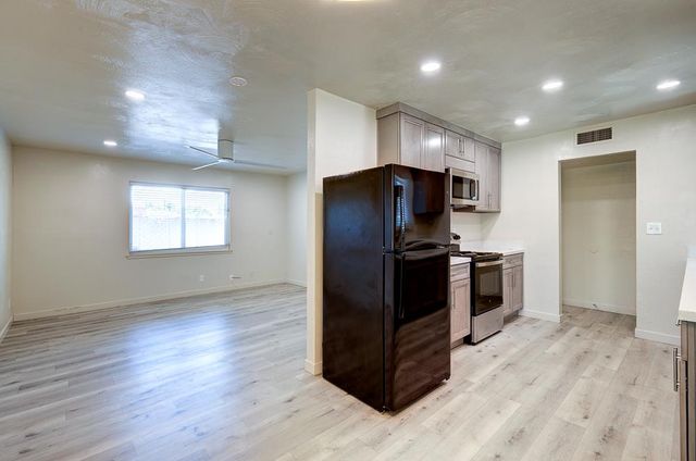4563 E Sierra Madre Avenue, Fresno, CA 93726