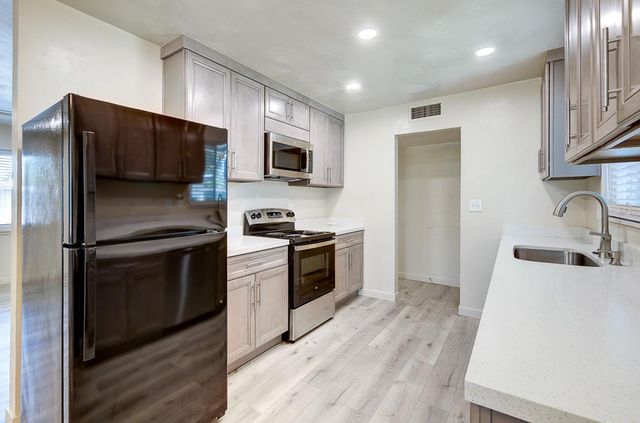 4563 E Sierra Madre Avenue, Fresno, CA 93726