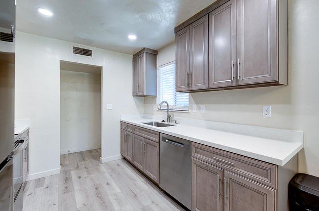 4563 E Sierra Madre Avenue, Fresno, CA 93726