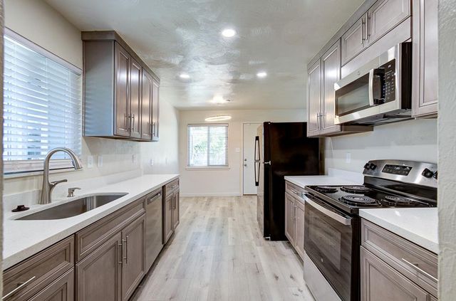 4563 E Sierra Madre Avenue, Fresno, CA 93726