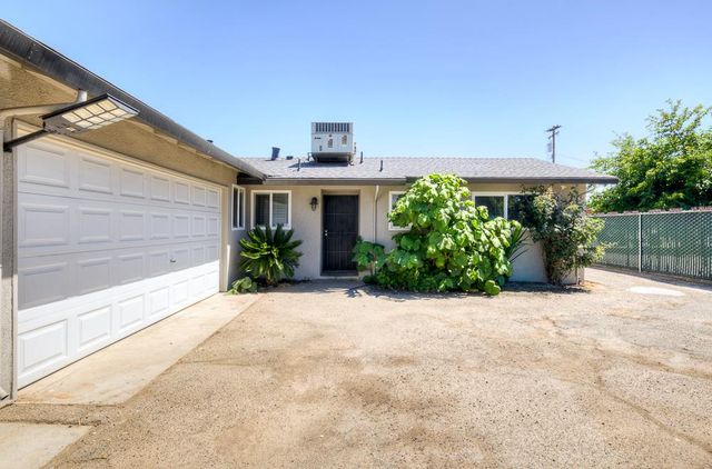 4563 E Sierra Madre Avenue, Fresno, CA 93726