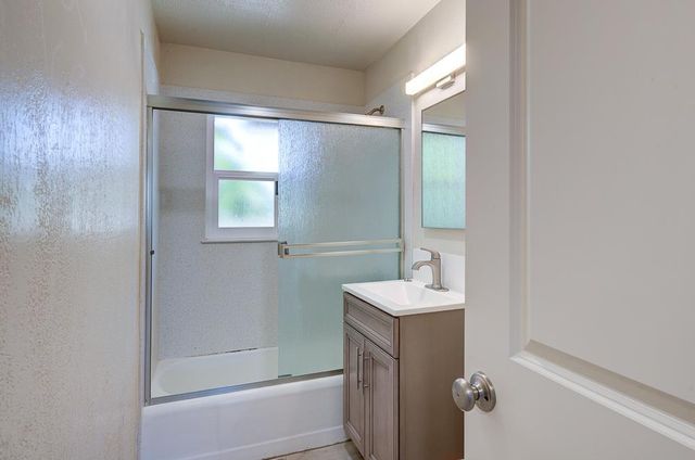 4563 E Sierra Madre Avenue, Fresno, CA 93726