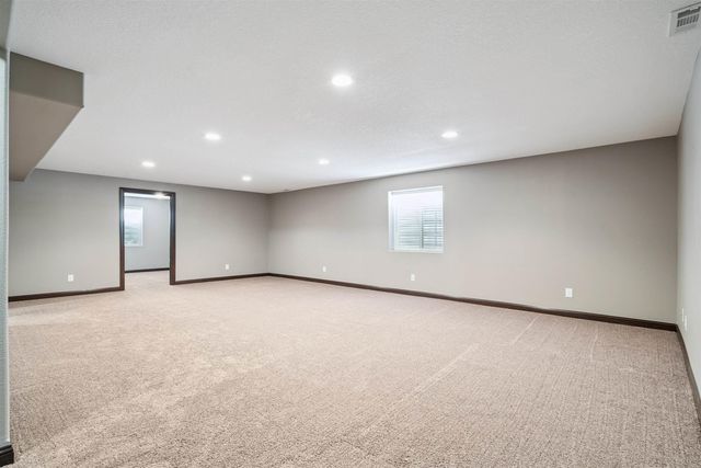 4755 Winghaven Drive, Waterloo, IA 50701