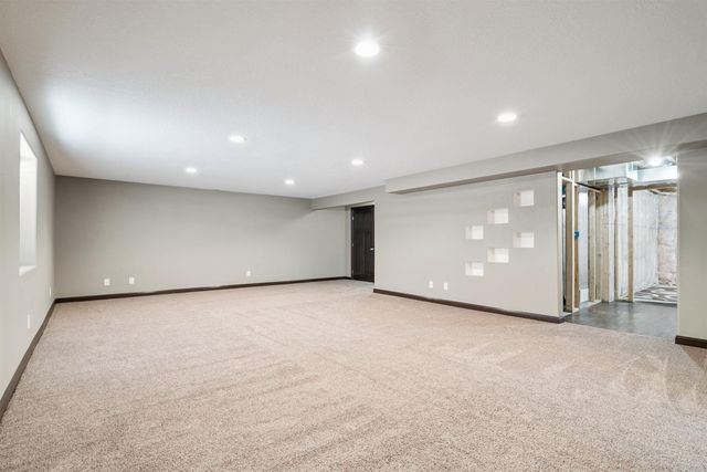 4755 Winghaven Drive, Waterloo, IA 50701