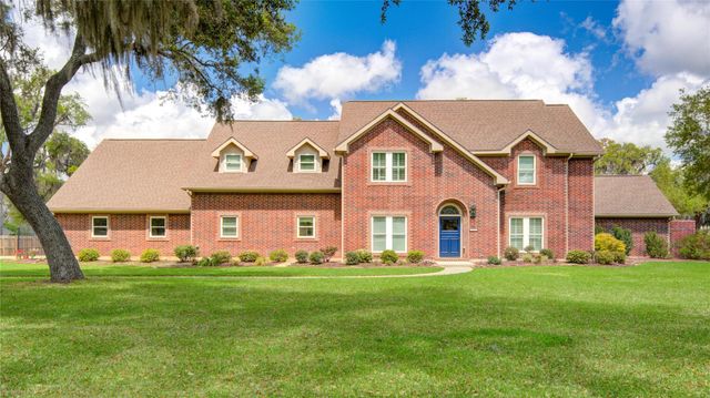 212 Teakwood Street, Lake Jackson, TX 77566