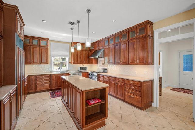 212 Teakwood Street, Lake Jackson, TX 77566