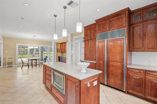 212 Teakwood Street, Lake Jackson, TX 77566