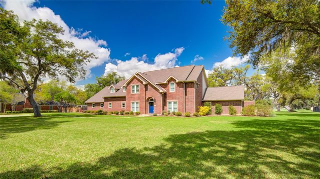 212 Teakwood Street, Lake Jackson, TX 77566