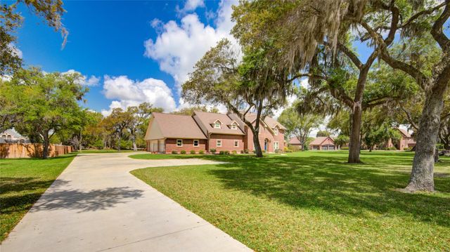 212 Teakwood Street, Lake Jackson, TX 77566