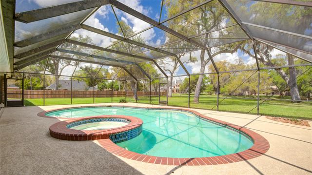 212 Teakwood Street, Lake Jackson, TX 77566