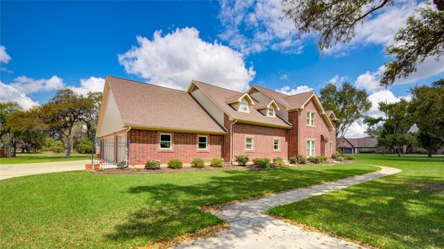 212 Teakwood Street, Lake Jackson, TX 77566