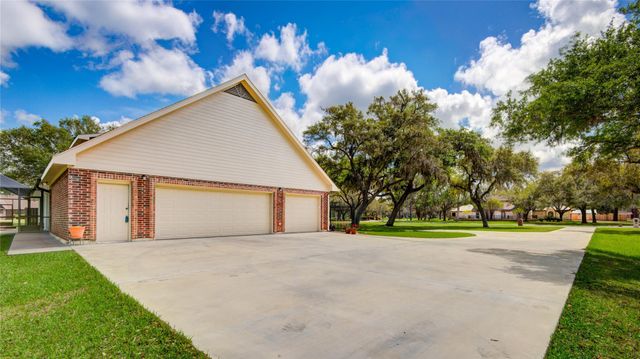 212 Teakwood Street, Lake Jackson, TX 77566