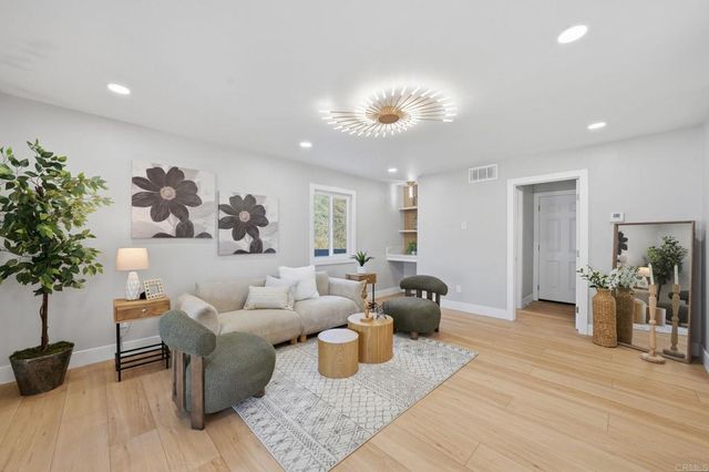 2640 Chestnut Avenue, Carlsbad, CA 92010
