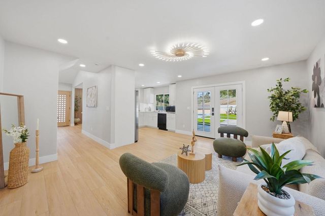 2640 Chestnut Avenue, Carlsbad, CA 92010