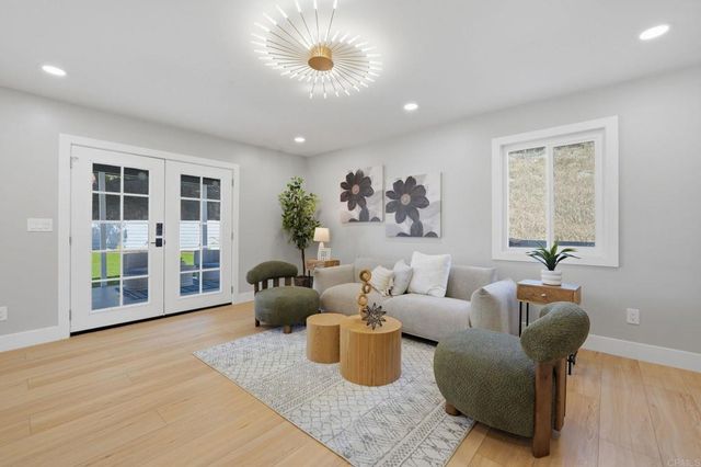 2640 Chestnut Avenue, Carlsbad, CA 92010