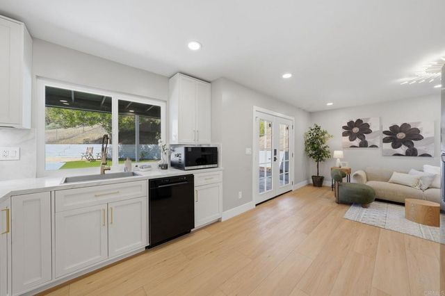 2640 Chestnut Avenue, Carlsbad, CA 92010