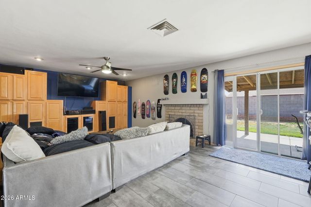 2421 E HILTON Avenue, Mesa, AZ 85204