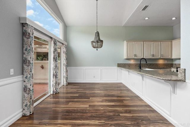 9046 Circle R Oaks Lane, Escondido, CA 92026