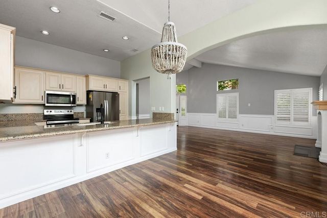 9046 Circle R Oaks Lane, Escondido, CA 92026