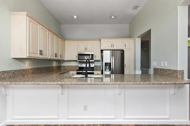 9046 Circle R Oaks Lane, Escondido, CA 92026