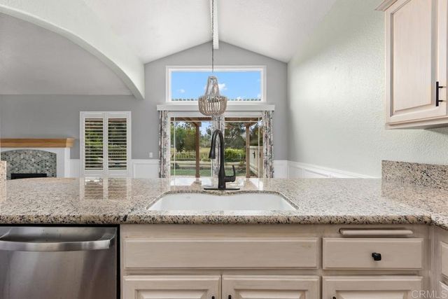 9046 Circle R Oaks Lane, Escondido, CA 92026
