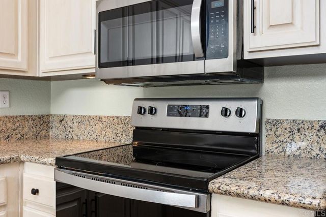 9046 Circle R Oaks Lane, Escondido, CA 92026