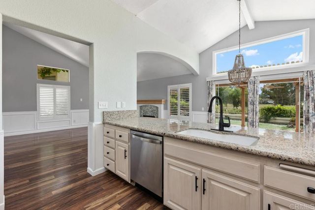 9046 Circle R Oaks Lane, Escondido, CA 92026