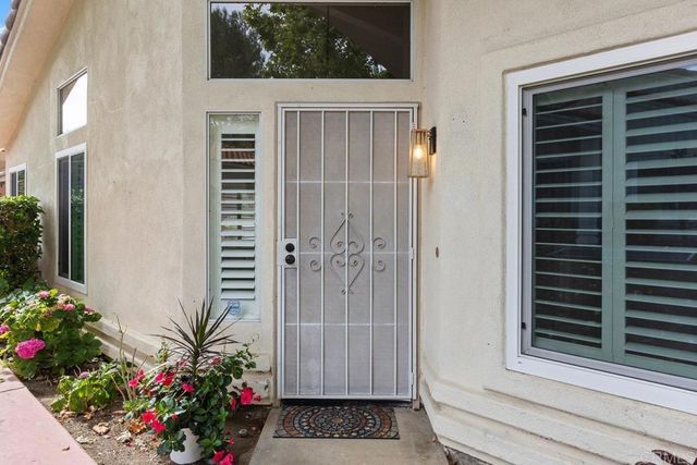 9046 Circle R Oaks Lane, Escondido, CA 92026