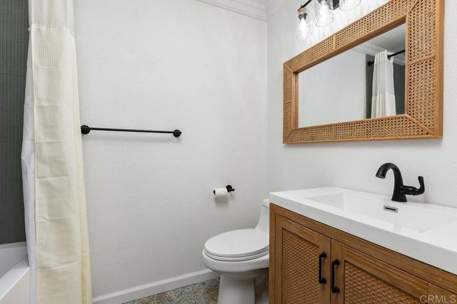 9046 Circle R Oaks Lane, Escondido, CA 92026
