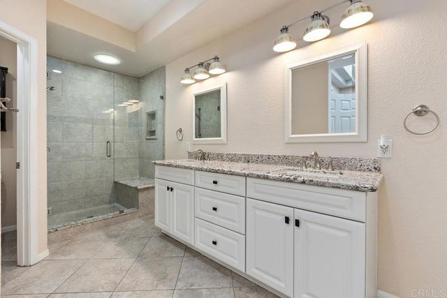 9046 Circle R Oaks Lane, Escondido, CA 92026