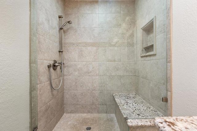 9046 Circle R Oaks Lane, Escondido, CA 92026
