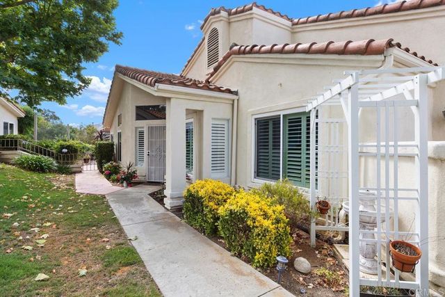 9046 Circle R Oaks Lane, Escondido, CA 92026