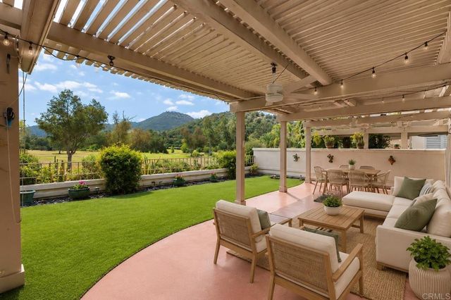 9046 Circle R Oaks Lane, Escondido, CA 92026