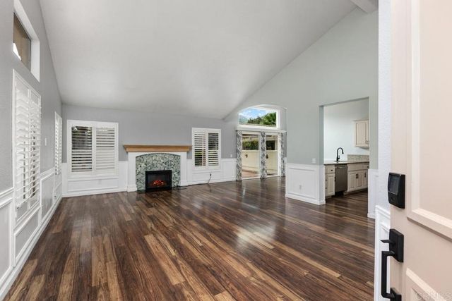 9046 Circle R Oaks Lane, Escondido, CA 92026