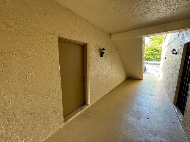1846 Abbey Road 104, West Palm Beach, FL 33415
