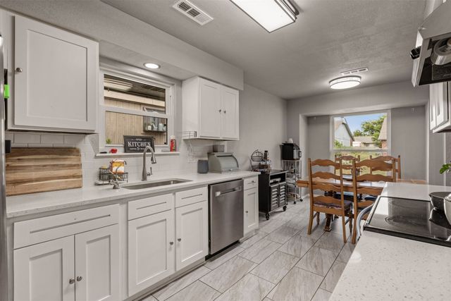 512 W Roanoke Street, Broken Arrow, OK 74011