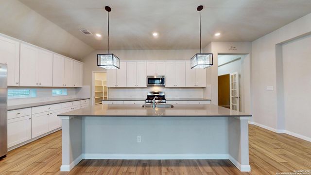 5911 Akin Glen, San Antonio, TX 78261