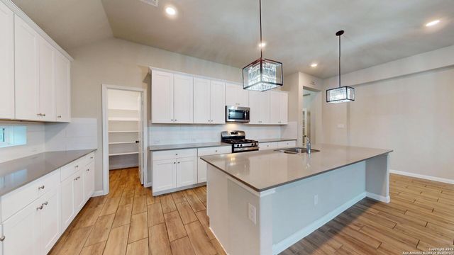 5911 Akin Glen, San Antonio, TX 78261