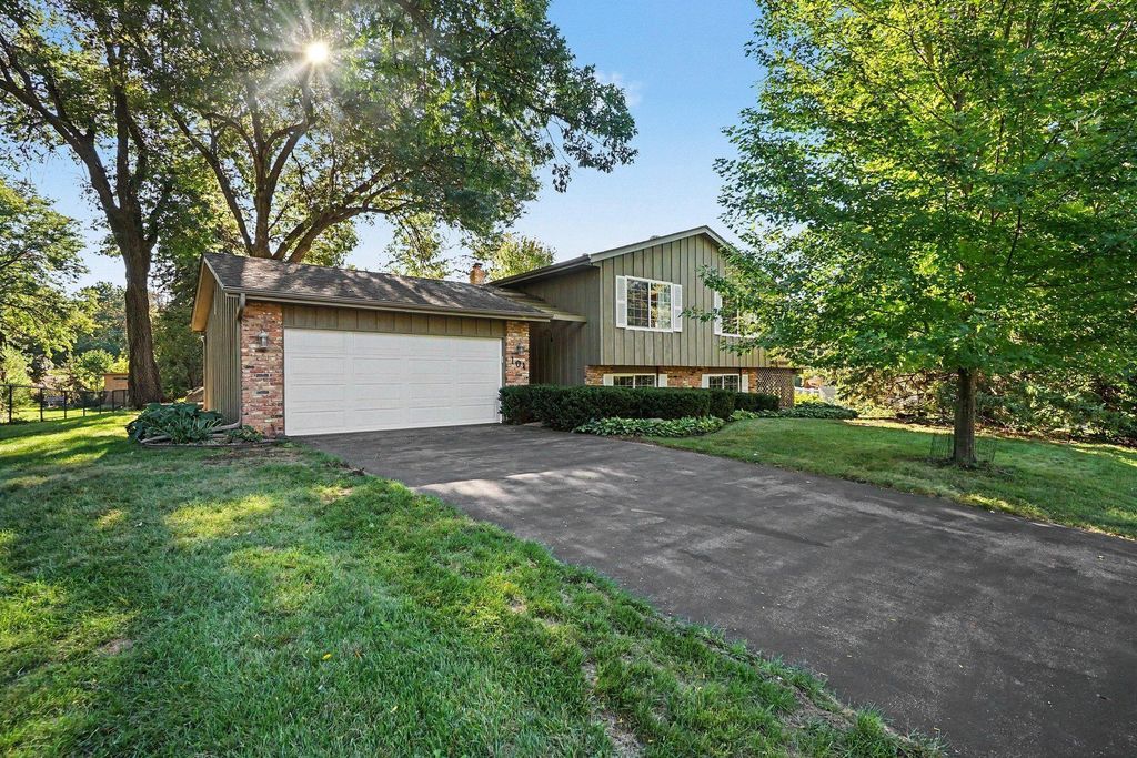 104 Sweetwater Drive, Apple Valley, MN 55124 — exterior