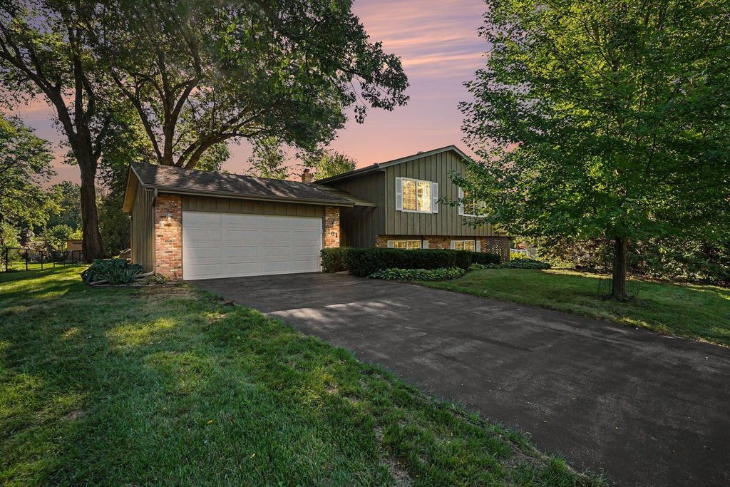 104 Sweetwater Drive, Apple Valley, MN 55124 — photo 2
