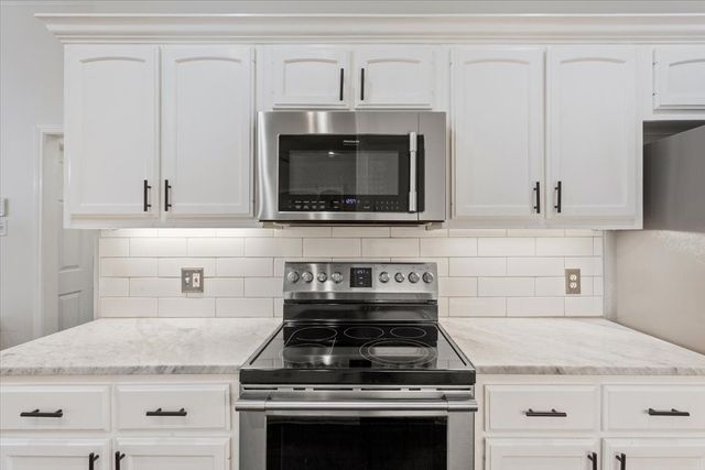 228 Greystone Drive, Hewitt, TX 76643