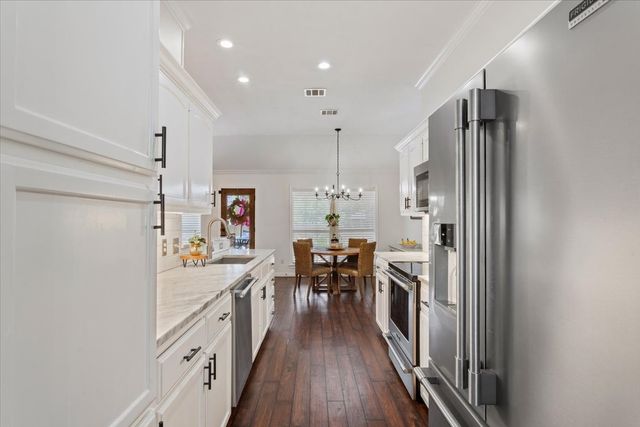 228 Greystone Drive, Hewitt, TX 76643