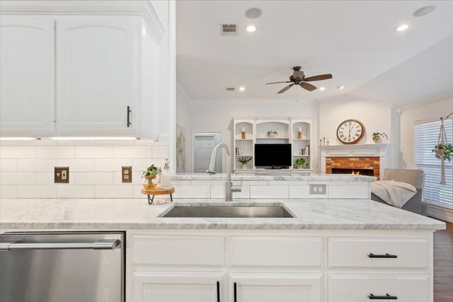 228 Greystone Drive, Hewitt, TX 76643