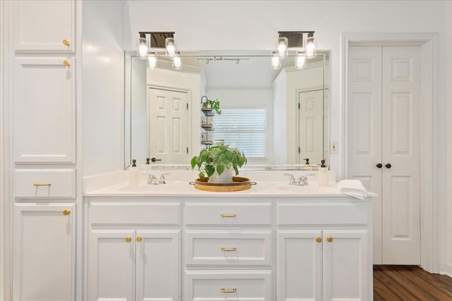 228 Greystone Drive, Hewitt, TX 76643