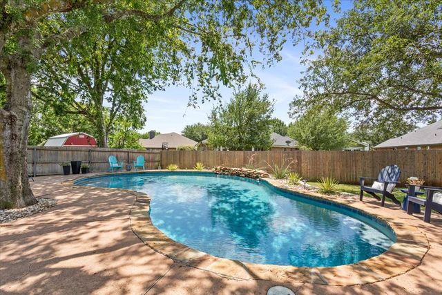 228 Greystone Drive, Hewitt, TX 76643
