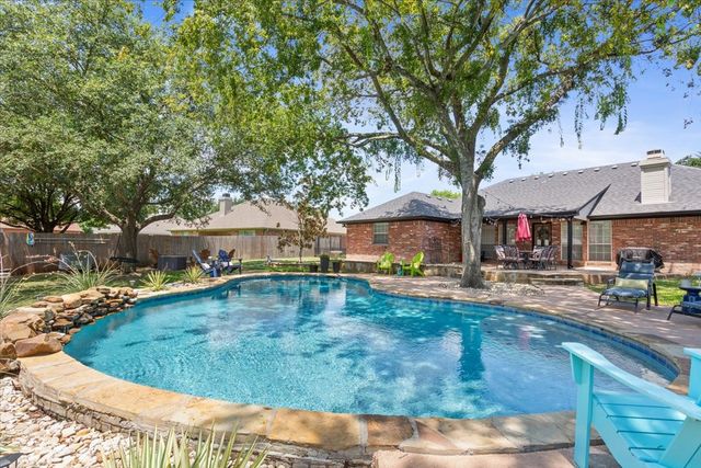228 Greystone Drive, Hewitt, TX 76643