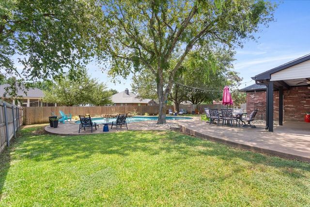 228 Greystone Drive, Hewitt, TX 76643