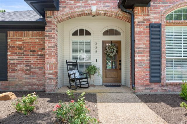 228 Greystone Drive, Hewitt, TX 76643
